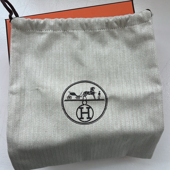 Authentic 8.5" x 8.5" x 3.5" Hermes Box with dust bag - Picture 2 of 3